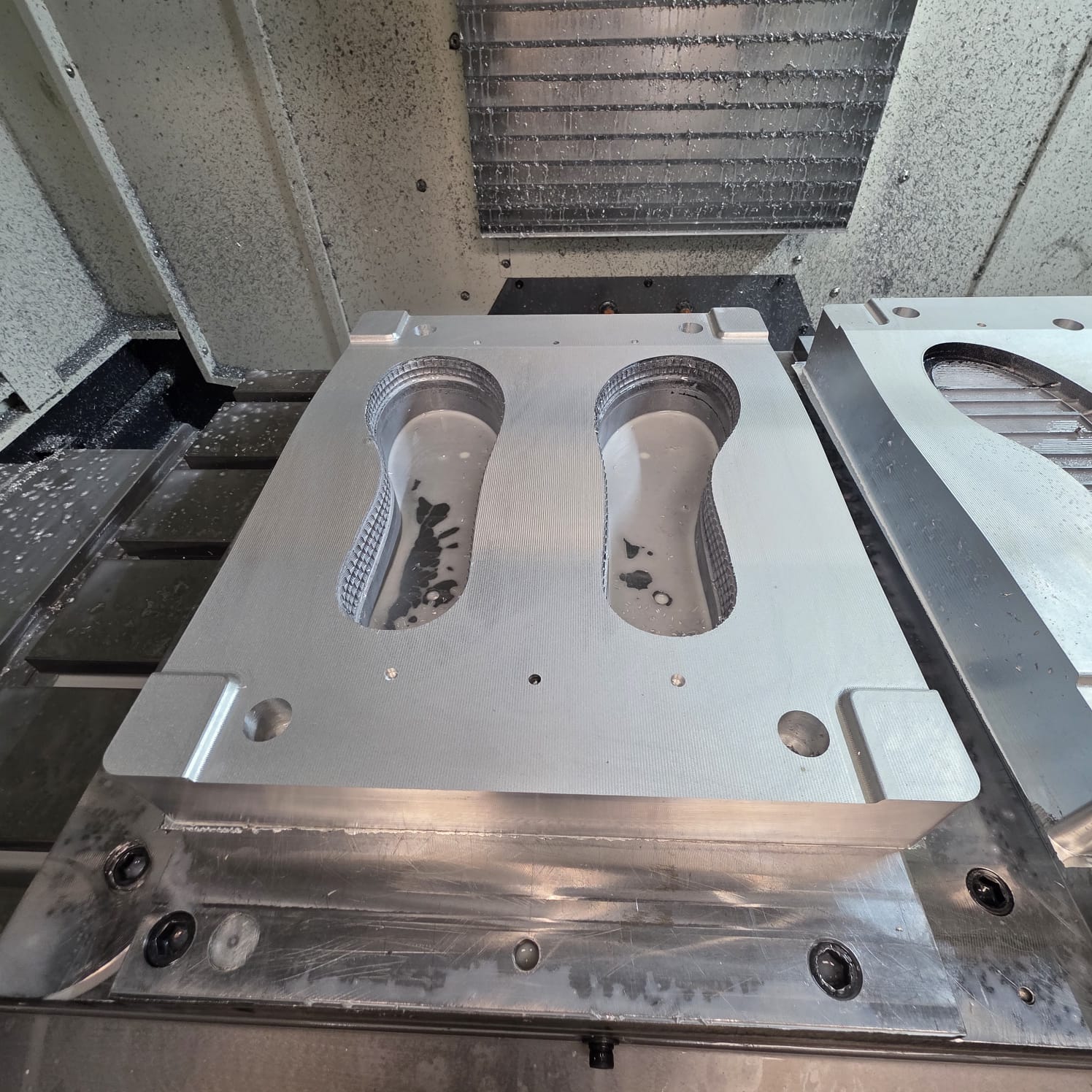 Molde de aluminio con cavidades para un par de suelas